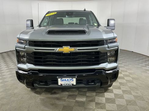 Used 2024 Chevrolet Silverado 2500 Custom w/ Custom Value Package image 3