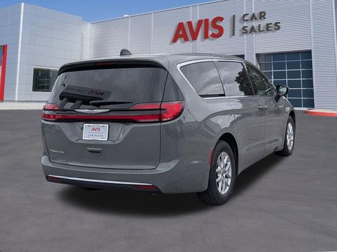 Used 2023 Chrysler Pacifica Touring-L image 3