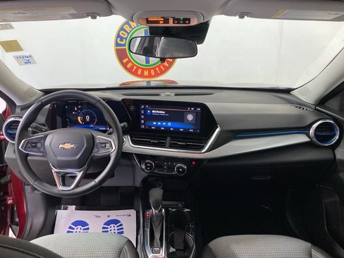 Used 2025 Chevrolet Trax LT w/ LT Convenience Package FWD image 8