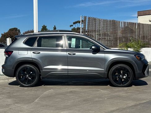 New 2026 Volkswagen Taos SE FWD image 4