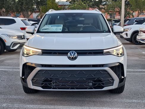 New 2026 Volkswagen Taos SE FWD image 2