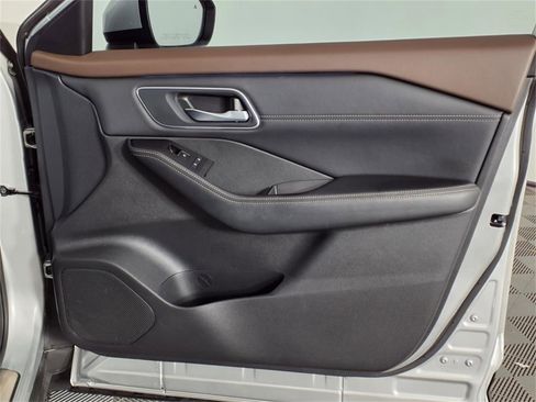 Used 2023 Nissan Rogue Platinum w/ Platinum Premium Package image 8