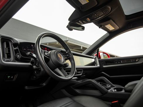 Certified 2024 Porsche Cayenne Coupe AWD/4WD image 4