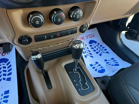 Used 2018 Jeep Wrangler Unlimited Rubicon w/ Connectivity Group image 19