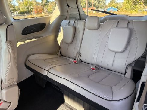 Used 2021 Chrysler Pacifica Limited w/ Premium & Safety Sphere Group image 18