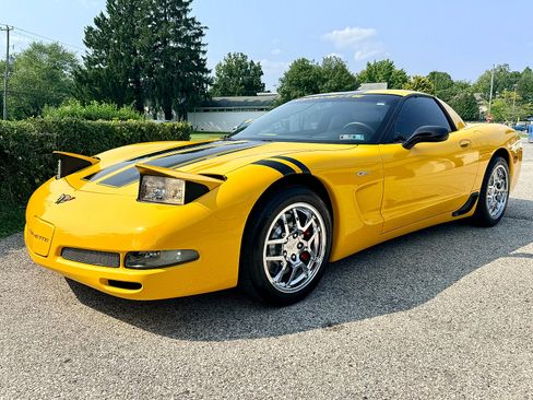 Used 2004 Chevrolet Corvette Z06 w/ Memory Package RWD image 9