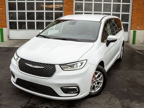 Used 2023 Chrysler Pacifica Touring-L FWD image 2