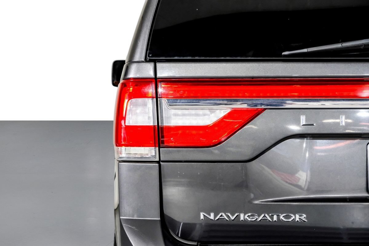 Used 2016 Lincoln Navigator Select RWD image 43
