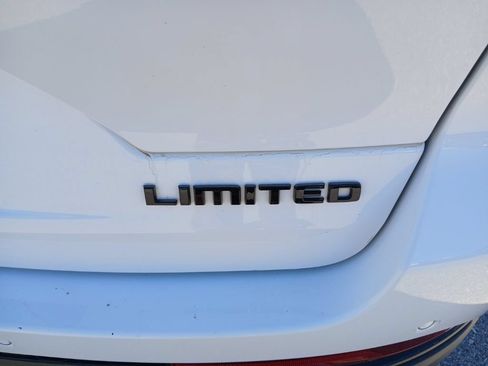 Used 2023 Jeep Grand Cherokee Limited w/ Black Appearance Package AWD/4WD image 11