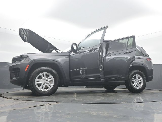 Used 2024 Jeep Grand Cherokee Laredo AWD/4WD image 59