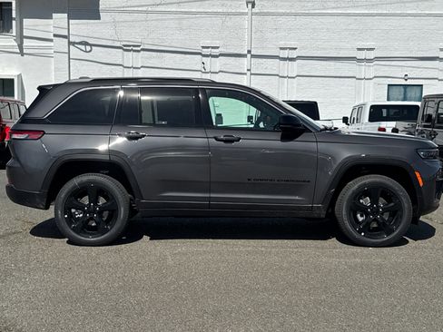 New 2026 Jeep Grand Cherokee Limited image 2