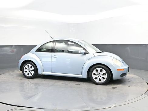 Used 2009 Volkswagen Beetle Coupe FWD image 3