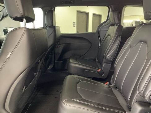New 2026 Chrysler Pacifica Select AWD/4WD image 21