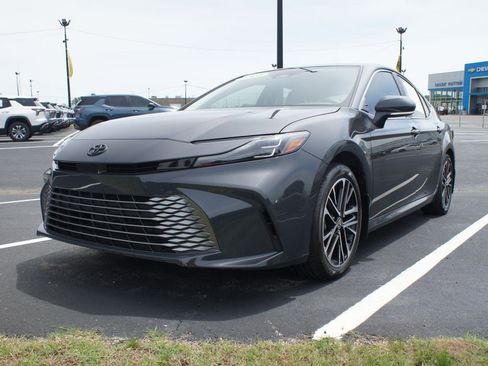 Used 2025 Toyota Camry XLE AWD/4WD image 1