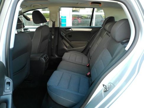 Used 2012 Volkswagen Golf 4-Door FWD image 17