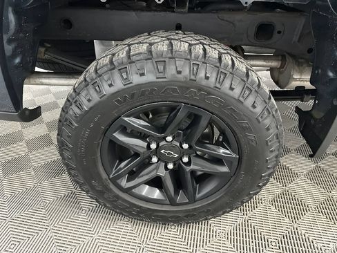 Used 2019 Chevrolet Silverado 1500 Custom Trail Boss w/ Custom Convenience Package AWD/4WD image 17
