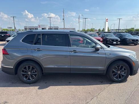 Used 2024 Volkswagen Tiguan SE w/ Panoramic Sunroof Package AWD/4WD image 4