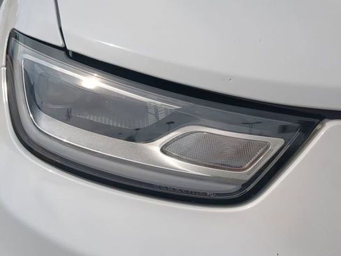 Used 2024 Chrysler Pacifica Limited FWD image 9