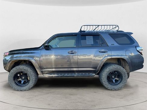Used 2022 Toyota 4Runner SR5 Premium image 2