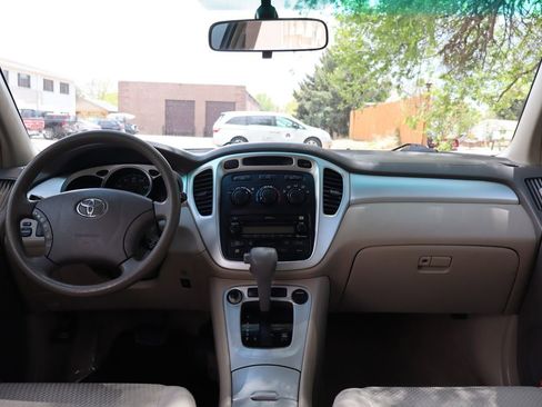 Used 2005 Toyota Highlander 2WD V6 w/ 3rd Row image 16