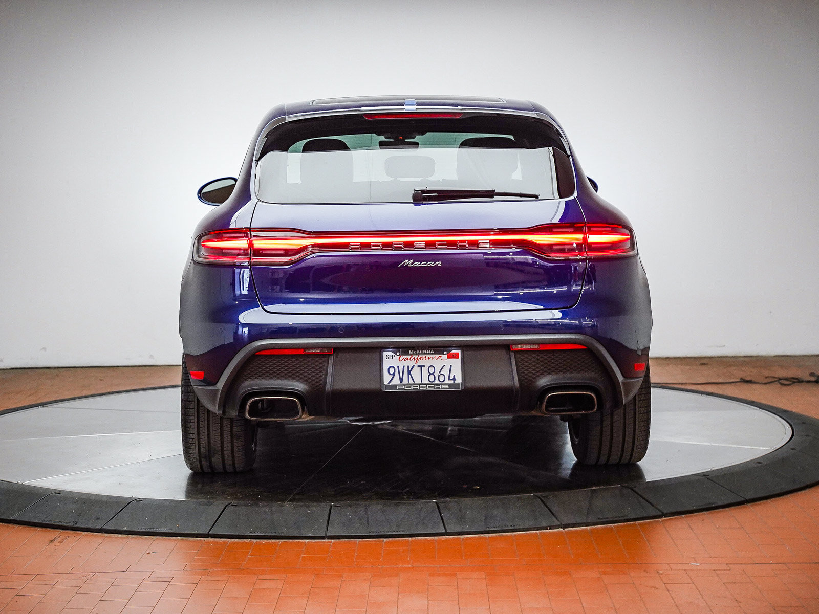 Certified 2025 Porsche Macan AWD/4WD image 8