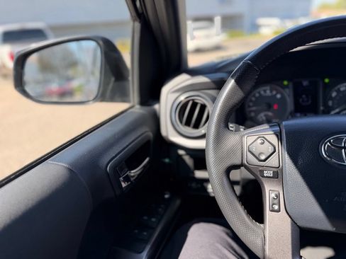 Used 2018 Toyota Tacoma TRD Sport w/ Technology Package AWD/4WD image 7