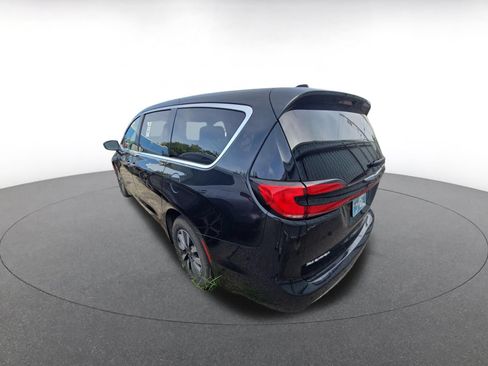 Used 2023 Chrysler Pacifica Touring-L FWD image 3