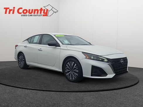 Used 2025 Nissan Altima 2.5 SV FWD image 1