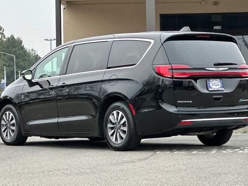 Used 2024 Chrysler Pacifica Select image 6