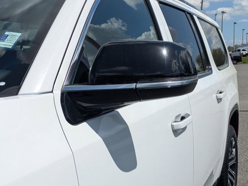 Used 2024 Jeep Wagoneer L Series II image 16