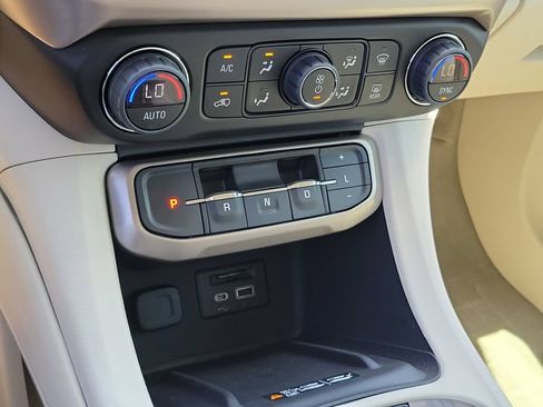 Used 2022 GMC Acadia Denali w/ Denali Ultimate Package AWD/4WD image 25