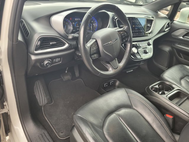 Used 2020 Chrysler Pacifica Touring-L w/ Advanced Safetytec Group FWD image 9