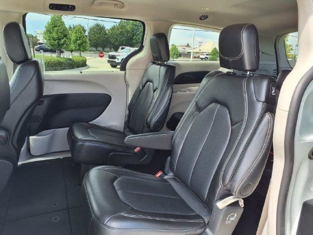 Used 2024 Chrysler Pacifica Touring-L FWD image 22