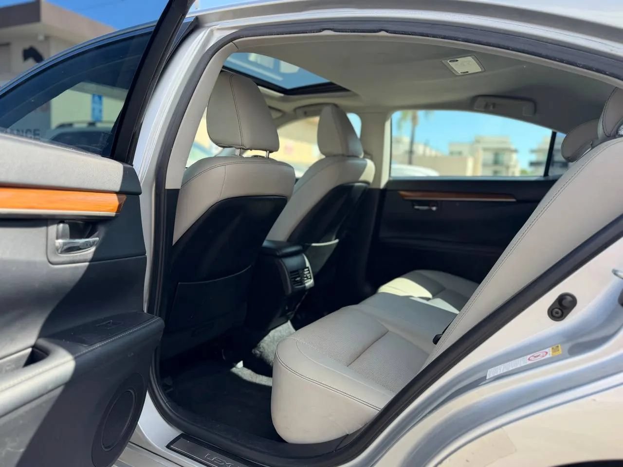 Used 2014 Lexus ES 300h w/ Premium Package w/Bamboo Trim FWD image 24
