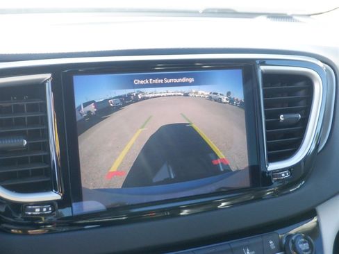 Used 2023 Chrysler Pacifica Touring-L image 17