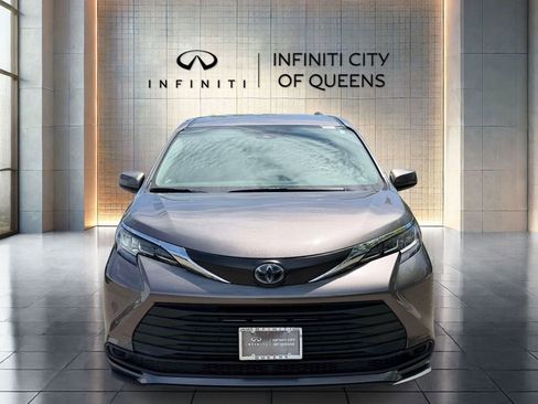 Used 2022 Toyota Sienna LE FWD image 2