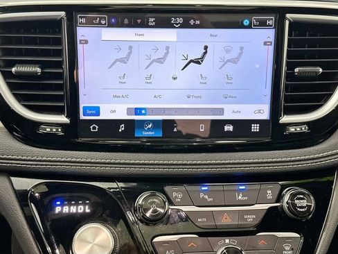 Used 2024 Chrysler Pacifica Premium image 15