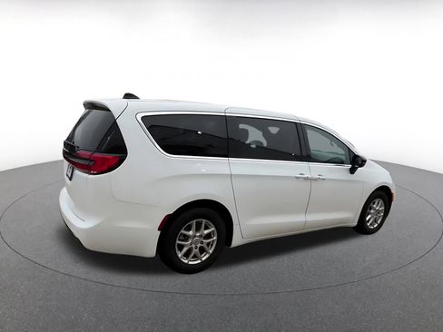 Used 2025 Chrysler Pacifica Select image 15