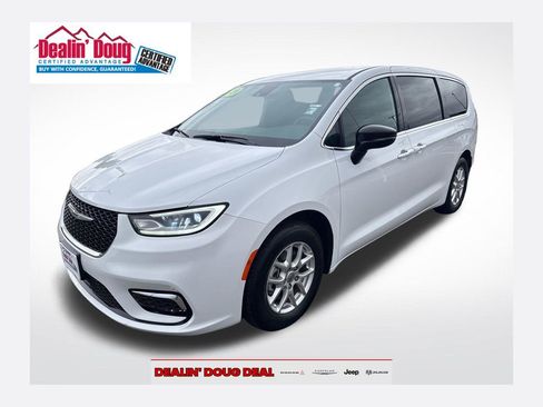 Used 2024 Chrysler Pacifica Touring FWD image 1