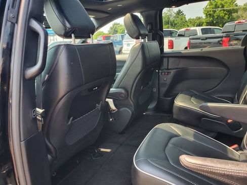Used 2025 Chrysler Pacifica Limited FWD image 14