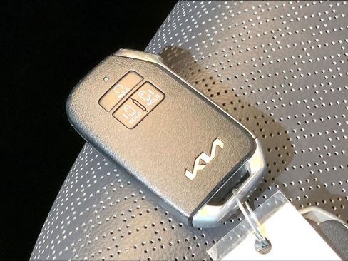 Used 2022 Kia Carnival SX Prestige image 15