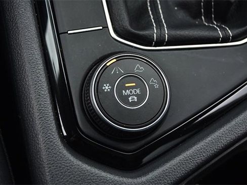 Used 2023 Volkswagen Taos SE w/ Panoramic Sunroof Package image 17