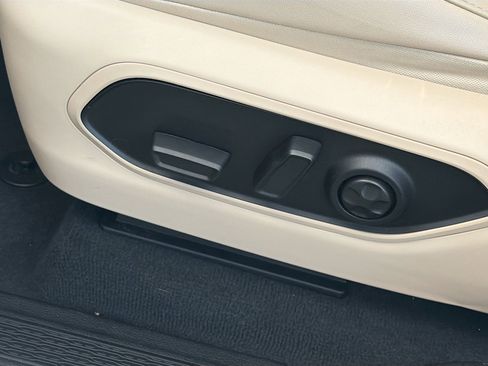 Used 2022 Jeep Grand Cherokee Limited w/ Luxury Tech Group II image 25