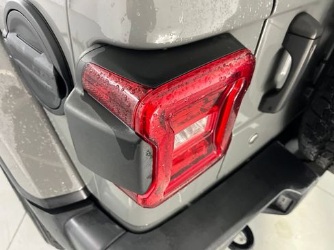Used 2018 Jeep Wrangler Unlimited Sahara AWD/4WD image 20