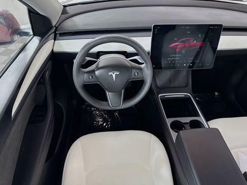 Used 2024 Tesla Model Y Long Range image 3