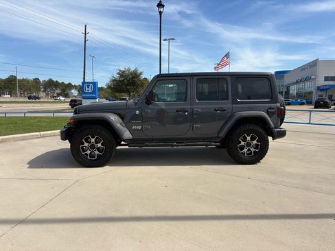 Used 2018 Jeep Wrangler Unlimited Sahara AWD/4WD image 3