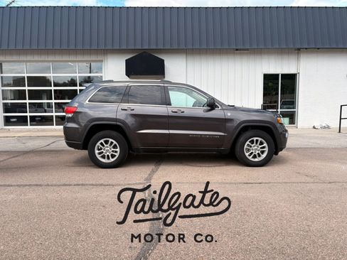 Used 2019 Jeep Grand Cherokee Laredo AWD/4WD image 1