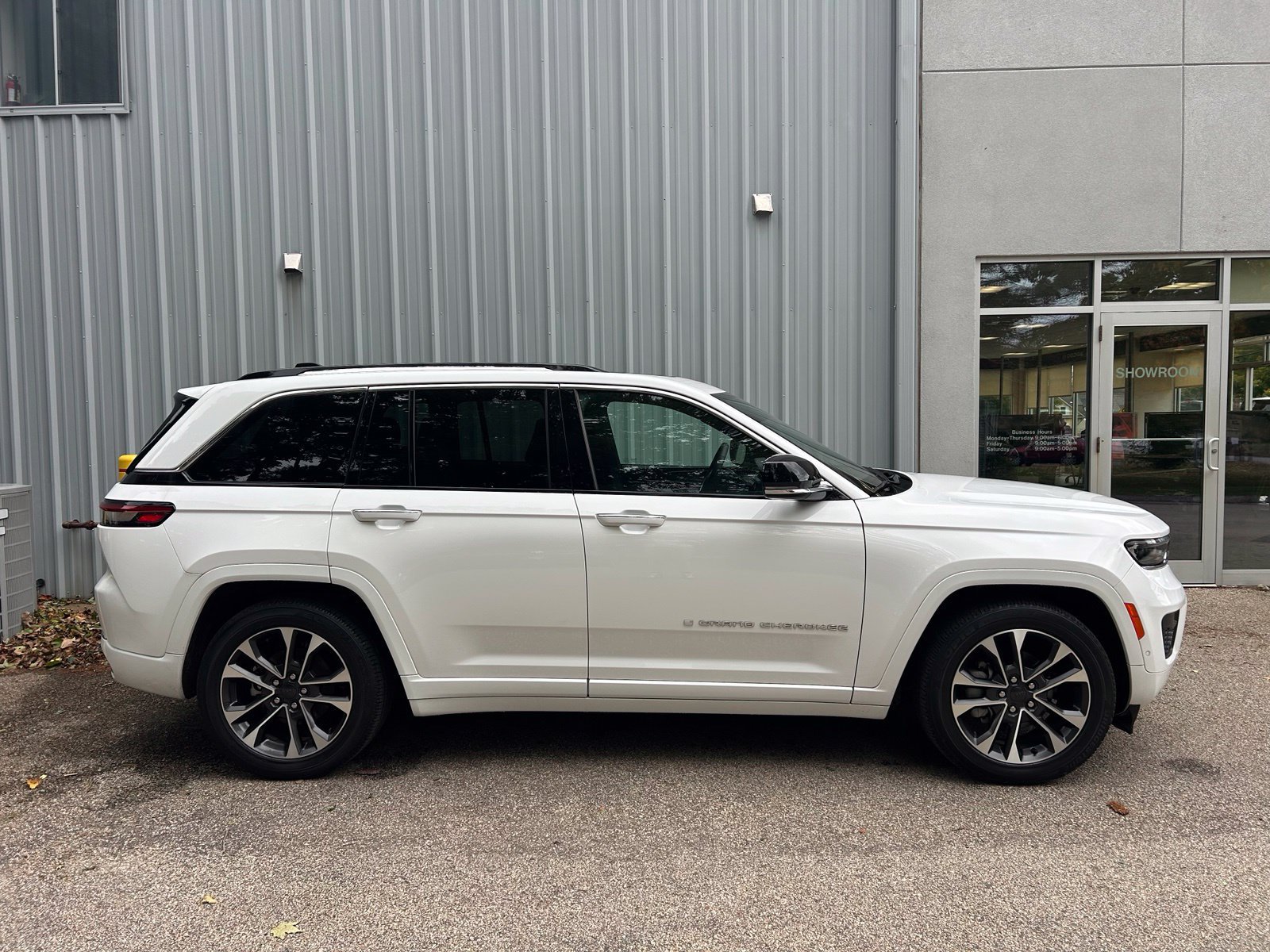 Used 2023 Jeep Grand Cherokee Overland AWD/4WD image 4
