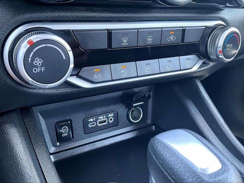 Used 2025 Nissan Sentra SV FWD image 33