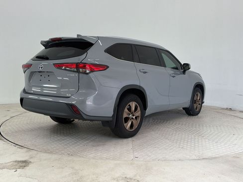 Used 2023 Toyota Highlander Bronze Edition FWD image 9